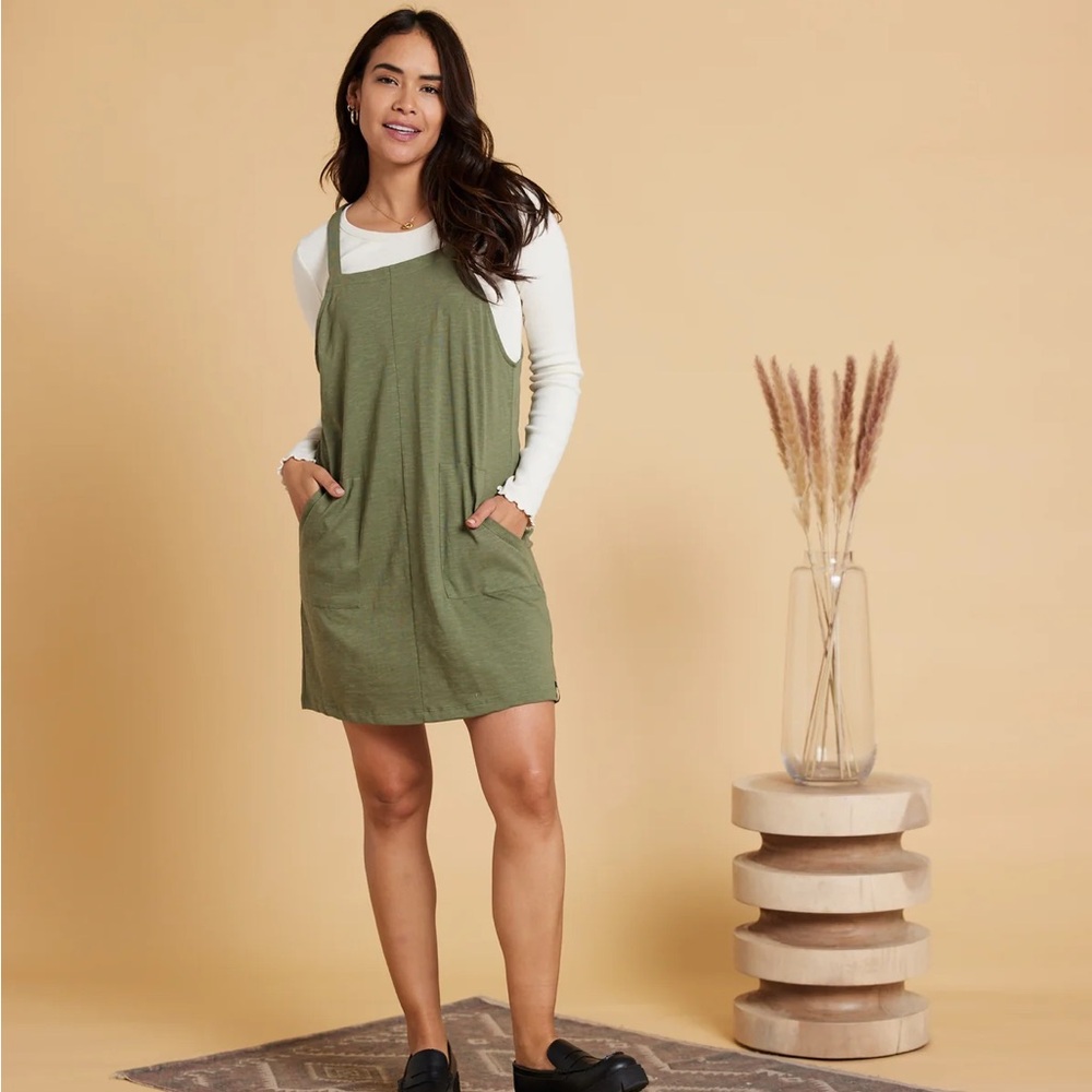 Chic Green Sleeveless Dress with Pockets
